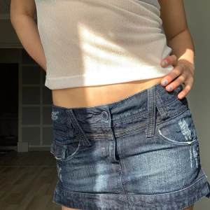 Kort jeanskjol - Superfin jeanskjol som ej kmr till användning. Perfekt inför sommaren🌻