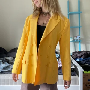 Kavaj gul - Gul kavaj köpt second hand, väldigt bra skick och oanvänd av mig. Lite oversized på mig med S, passar XS-M. Kan hämtas i Leksand, annars tillkommer frakt.