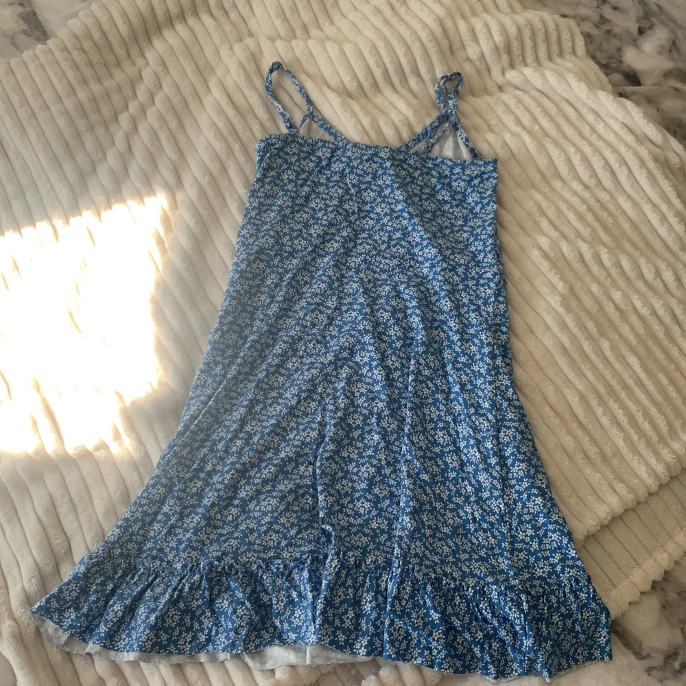 🫶🏼Säljer denna blåa klänningen för att den kmr inte till min användning längre🫶🏼 Använd 3-4 gnr🫶🏼Är i bra skick!🫶🏼Antar att klänningen ska vara lite kort🫶🏼. Klänningar.