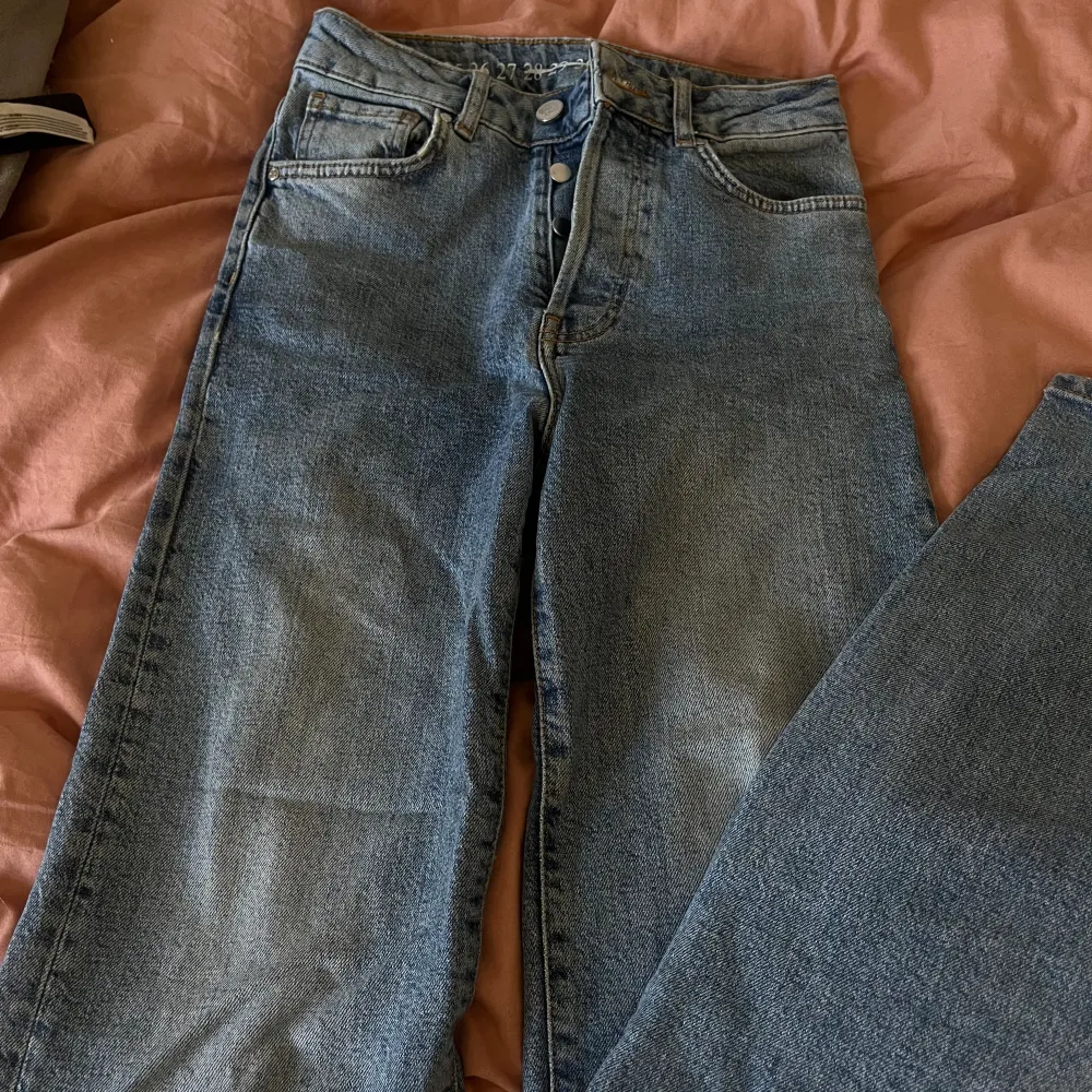 Säljer mina jeans som är i bra skick från bikbok! W27, L34 Nypris 599 Skriv privat för fler bilder💕. Jeans & Byxor.