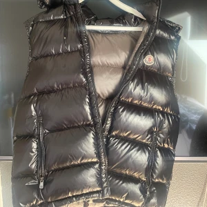 Moncler väst - Säljer min moncler väst för att den är för stor och även för varm till sommaren använd typ 3 gånger västen är i bra skick och storlek m