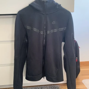 Nike Tech Fleece - Svart nike tech fleece i storlek S, använd men i bra skick ändå! 