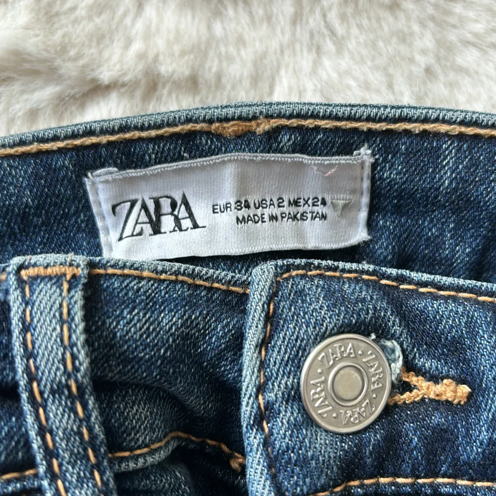 Säljer nu dessa jättefina mörkblå, midwaist, flared jeansen från zara💕 Nypris 400kr! Kom priv för mer bilder, pris kan diskuteras!!😝. Jeans & Byxor.