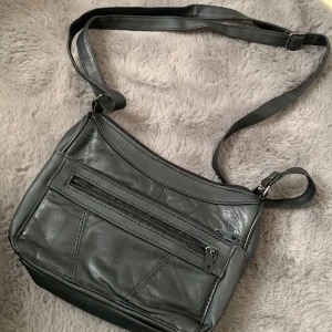 Handväska - Har fickor fram och bak har använt den ett par gånger ser ny ut