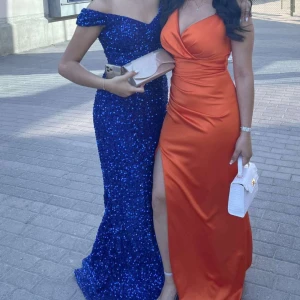 Blå glittrig fest klänning  - Säljer min fina balklänning jag hade förra året, den är kungsblå och glittrig med slits, den sticker verkligen ut och är mycket elegant, jag är 1,66 och hade 7 cm klackar på bilden och klänningen gick ändå under klackarna. Skriv för bättre bilder ❤️