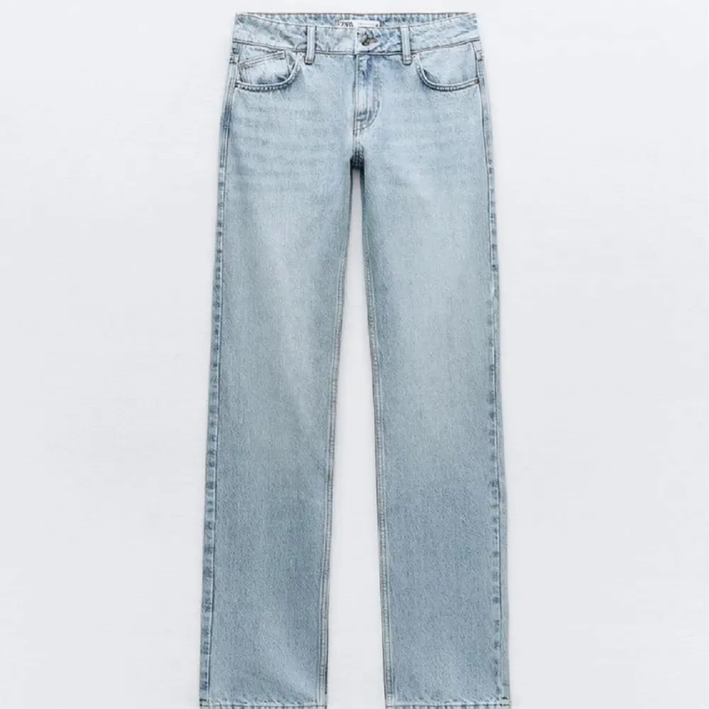 Low waist straight jeans från zara. Jeans & Byxor.