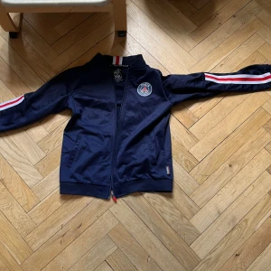 Psg zip up - Har haft den ett år oanvänd eftersom den var för liten