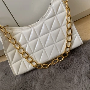 Handväska  - Liten handväska får plats med mycket, har använt den ett par gånger har släppt färg lite men det bara vid kanten 