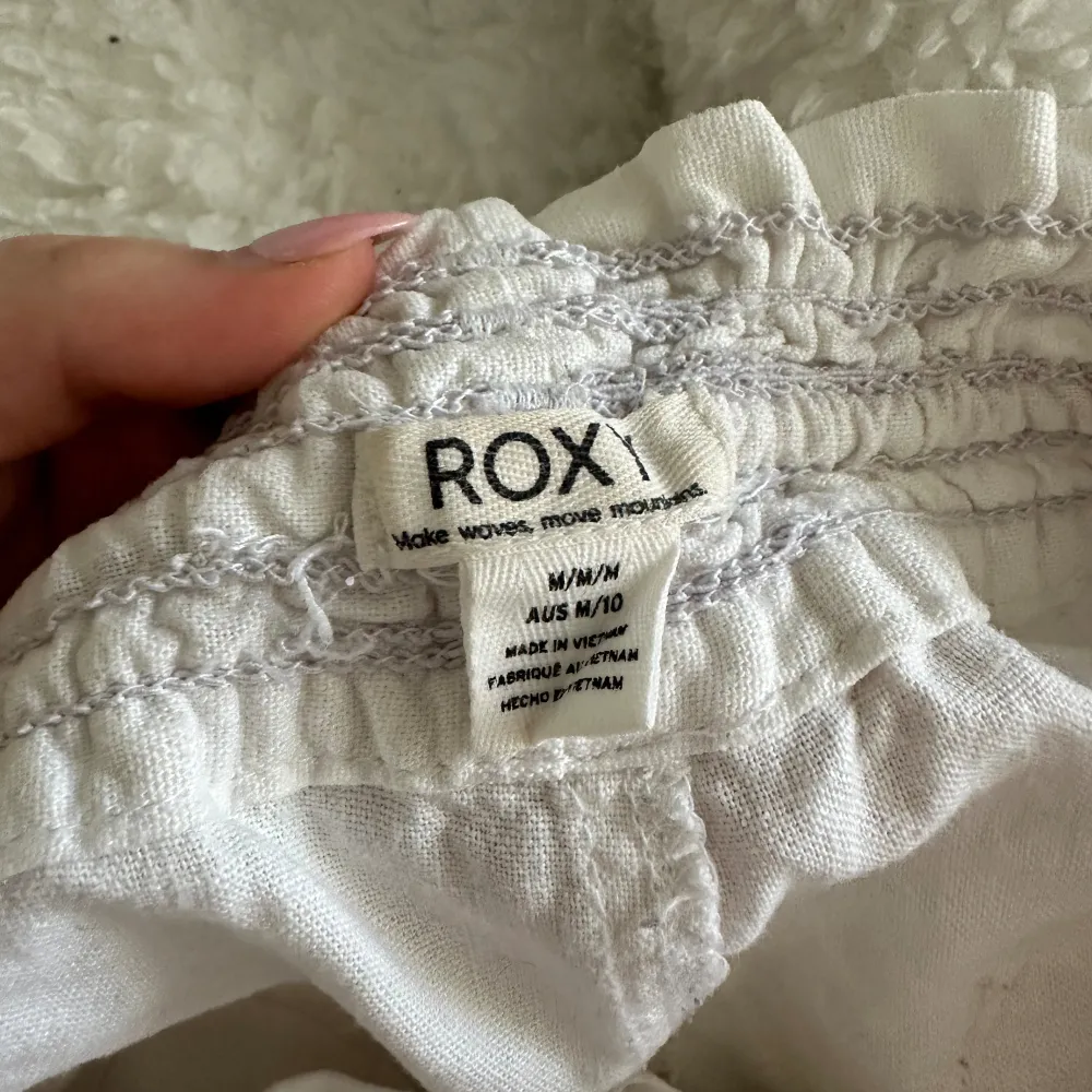 Så snygga linnebyxor från ROXY, jättebra skick! Säljer då dom är aningen för stora för mig💞💞. Jeans & Byxor.