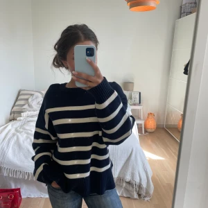 Stickad tröja  - En blå vit randig stickad tröja från zara i nyskick🦋 Skriv om du har fler frågor💫 Priset kan diskuteras 💙