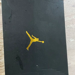 Jordan 1 High  - Använda 10-15 gånger , köpta i barcelona, Man får crease skydd på köpet! Ser nästan nya ut! Skickas endast med postnord! Box ingår  