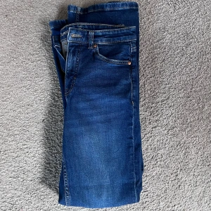 Blå jeans  - Använts ett fåtal gånger 