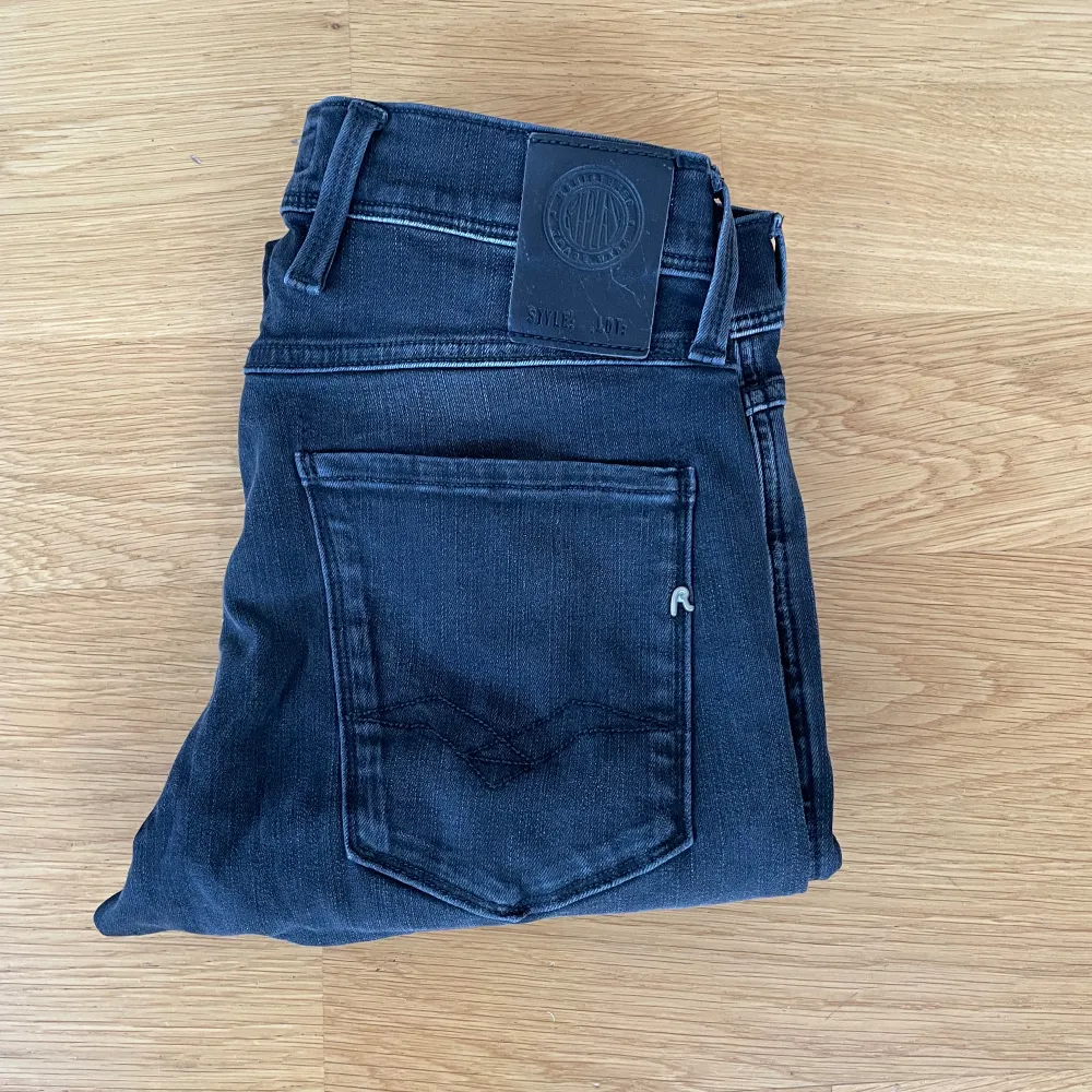 Säljer dessa slim jeans från Replay i modellen anbass. Jeansen är i nyskick och har inga tecken på användning. Det är storlek 28/32. Jeans & Byxor.