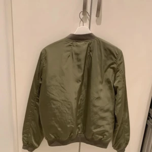Bomber jacka - Använd två gånger i ny skick.  Mindre i storlek