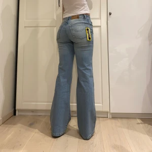 lågmidjade/mid bootcut jeans💕 - nya med lappen kvar! midja 37 cm rakt över o innerben 79 cm ja e 169 för referens. syr upp på symaskin vid behov