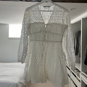 Perfekta studentklänningen - En superfin klänning som jag använde på min stundent. Enbart använd under det tillfället. Jättebra skick!