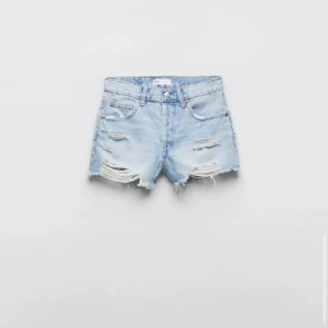 Shorts  - Ett par skit snygga low waits jeansshorts från zara! helt nya men säljer för att de ej passade mig! Hör gärna av er om ni har frågor!🥰priset kan diskuteras! 