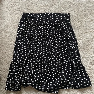 Prickig kort kjol - Kjolen går nästan till knäna på mig, använd endast några gånger 🖤🐝