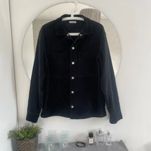 Overshirt  - Riktigt snygg overshirt från knowledge cotton, den är perfekt till kallare sommardagar samt vår och höst väder. Nypriset är runt 1000kr köpt från Zalando och om ni har några funderingar är det bara att höra av er.