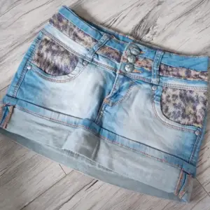 Säljer nu denna ur snygga jeans kjolen med leopard print, den är köpt utomlands för två månader sedan men den är i skick som ny och har inga deffekter över huvudtaget, skriv gärna om ni är intresserade eller funderar över något!❤️