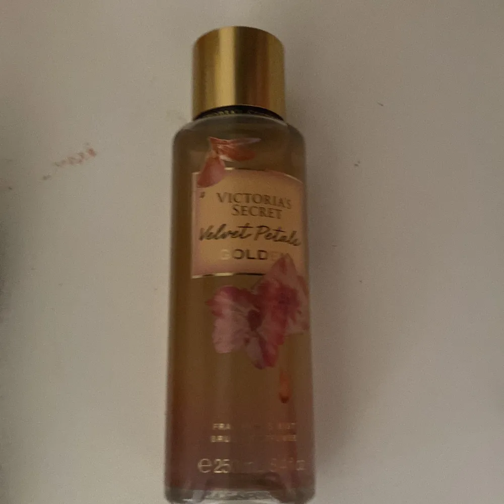 Säljer velvet petals parfymen från Victoria secret (Golden) ny köpt och har inte använts. Köpte den för 299 men buda. . Övrigt.