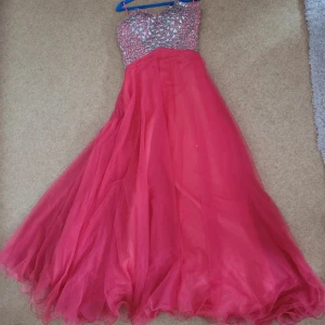 Balklänning st s/m - 🌸 Balklänning passar st S/M 🌸 hål i tyllen finns 🌸 smutsig nertill 