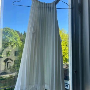 Vit blus från H&M  - Vit snygg blus eller topp från H&M  Priset går att förhandla! Använd fåtal gånger 