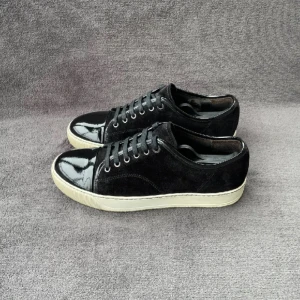 Lanvin cap toe - Säljer dessa otroligt fräscha lanvin cap toe i svart, 9,5/10 skick. Storlek uk 6 ~ 41-41.5, hör av er vid frågor. Endast skorna medföljer 