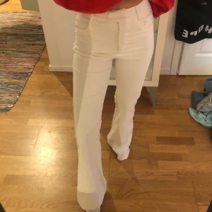 Vita kostymbyxor strl 36 - Vita kostymbyxor i bootcut modell, från bershka strl S
