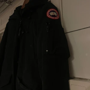 Canada goose montebello - Jackan är äkta däremot saknar den kvitto då jag ärvt de. Jackan är använd men ser fortfarande fräsch ut. Den är rökfri. Saknar dock päls. Det finns inga defekter utan endast slitna muddar som jag sytt igen. Jag är öppen för att diskutera pris💗