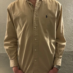 Ralph Lauren skjorta - Ralph lauren skjorta | Nypris 1399 | Väldigt bra skick, knappt använd | Modellen på bilden är 184cm lång