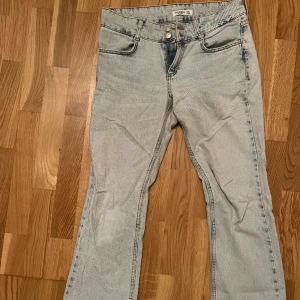 Low waist bootcut jeans - Säljer ett par ljusblå low waist bootcut jeans från pull & bear. Jag är 169 lång och har storlek 38. De är endast använda ett fåtal gånger. 