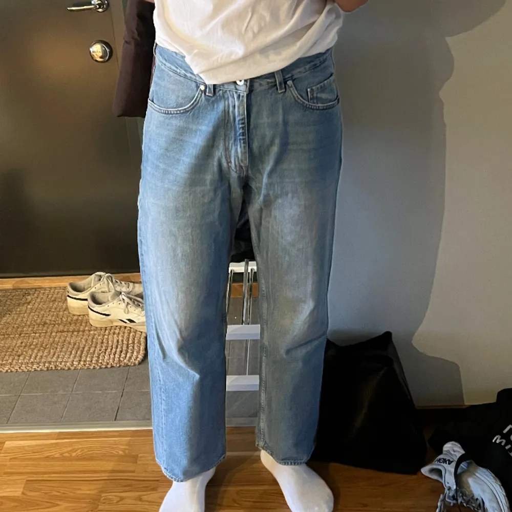 Jeans från tiger of Sweden i storlek 31/32. Sitter lite oversized med raka ben, som t.ex. galaxy jeans från Weekday. Jag är 185cm lång. . Jeans & Byxor.