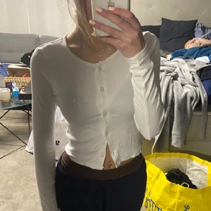 Långärmad tröja  - Vit långärmad tröja med knappar, superfin men använder tyvärr inte.