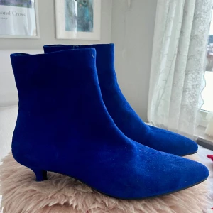 Mockastövlett Vagabond  - Klarblå stövlett från Vagabond i mocka. Anv en gång så i ”nästan nyskick”! Storlek 41 