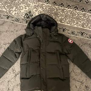 Tjena! Säljer nu min Canada Goose jacka då jag ska flytta utomlands och inte känner något större behov av den. Hör gärna av er vid ytterligare frågor!  Inga byten!