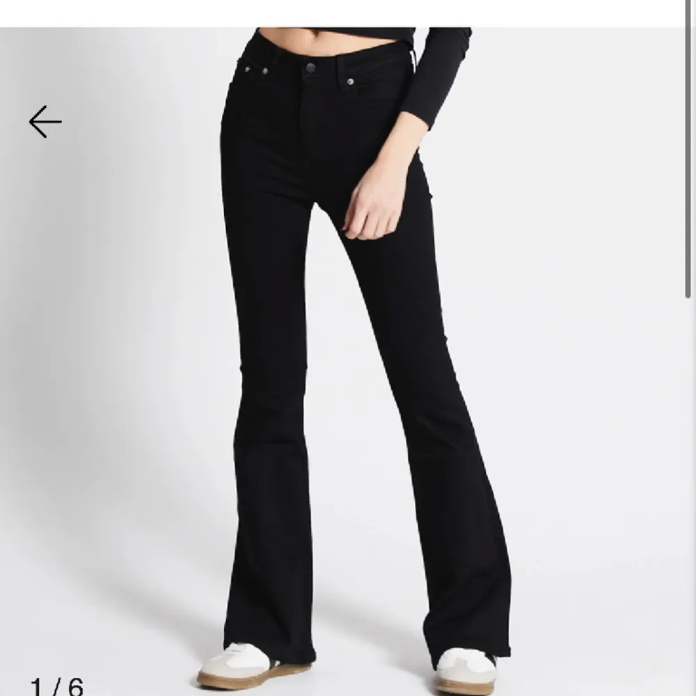 säljer svarta jeans från lager 157, i storlek L o säljer då de e för stora för mig🤍skriv vid intresse o bilder ( de e inte dom på bilden men ungefär sånna ) . Jeans & Byxor.