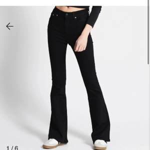 säljer svarta jeans från lager 157, i storlek L o säljer då de e för stora för mig🤍skriv vid intresse o bilder ( de e inte dom på bilden men ungefär sånna ) 