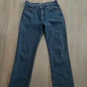 Säljer dessa superfina jeans från Carlings då dem är för stora för mig och därmed inte kommit till användning💗 superfint skick då dem knappt är använda. Tveka inte på att skriva angående frågor eller fler bilder💕