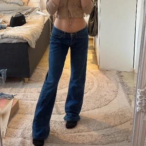 Lågmidjade bootcut jeans  - Jeans från Fornarina som sitter så fint på💕liten blandning mellan straight o bootcut. midjemått:74cm   Innerbenslängd: 81cm    