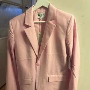 Rosa blazer  - Säljer oanvänd oversized rosa blazer från NA-KD, storlek 34. Endast testad.  