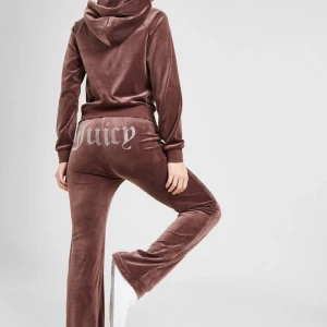 Juicy couture  - Säljer mina juicy byxor i färgen brun! Nypris är 1200kr men säljer den billigare för ena mettal grejen på snöret är borta och har lite lim på ena benet!Dm för närmare bilder✨