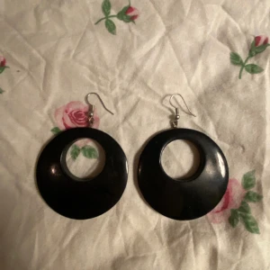 Örhängen  - Stora örhängen. Köpta i Paris för ungefär 300kr. Bra skick då dem inte använts så mycket