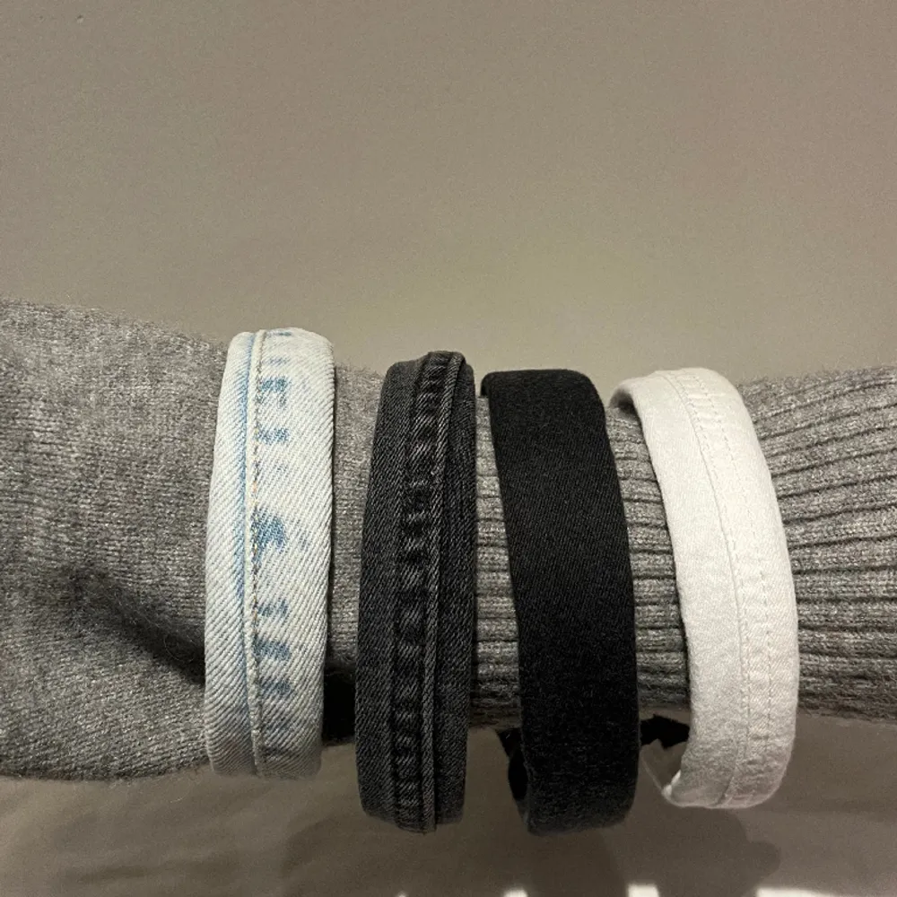 Jeansdiadem gjorda av UF företaget Headband ⚡️Vår idé är att återbruka jeans till att göra trendiga diadem, av kvinnor, till kvinnor, för kvinnor 💙 Finns i olika stilar och modeller! DM vid intresse ☺️BEGRÄNSAT LAGER 🚫. Accessoarer.