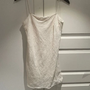Glittrig klänning - Vit kort glittrig klänning från H&M🤍🤍banden går att justera! Prefekt till jul och nyår😍