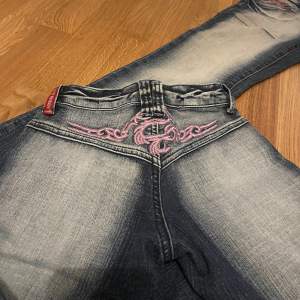 Vääärldens snyggaste lågmidjade jeans, trampstamp detalj i rosa!!!! Jag dör för dessa men tyvärr snäppet för små 😭😭 KÖPKÖPKÖP 💕😣💓🩷