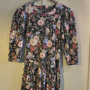 Blommig klänning - Äkta vintage blommig klänning från paquette too. Saknar storlek men skulle säga att den passar S-L beroende på hur en vill att den ska sitta. Så fin och i bra skick men säljer för att den tyvärr inte kommer till användning.