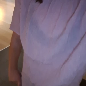 Rosa blus - Säljer denna blus då den inte kommer till användning, jätte söt. Storlek xs