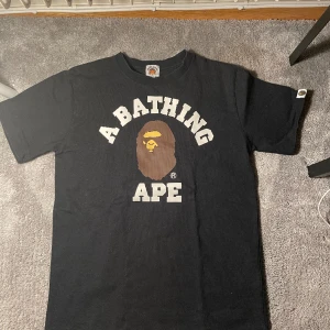 BAPE t-shirt - En fräsch och clean T-shirt. Väldigt bra kvalite säger att den ligger på 9/10 använd ett fåtal gånger!