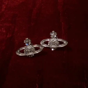 Örhängen - Ett par Vivienne Westwood-liknande örhängen köpte second hand! Jättebra skick! 